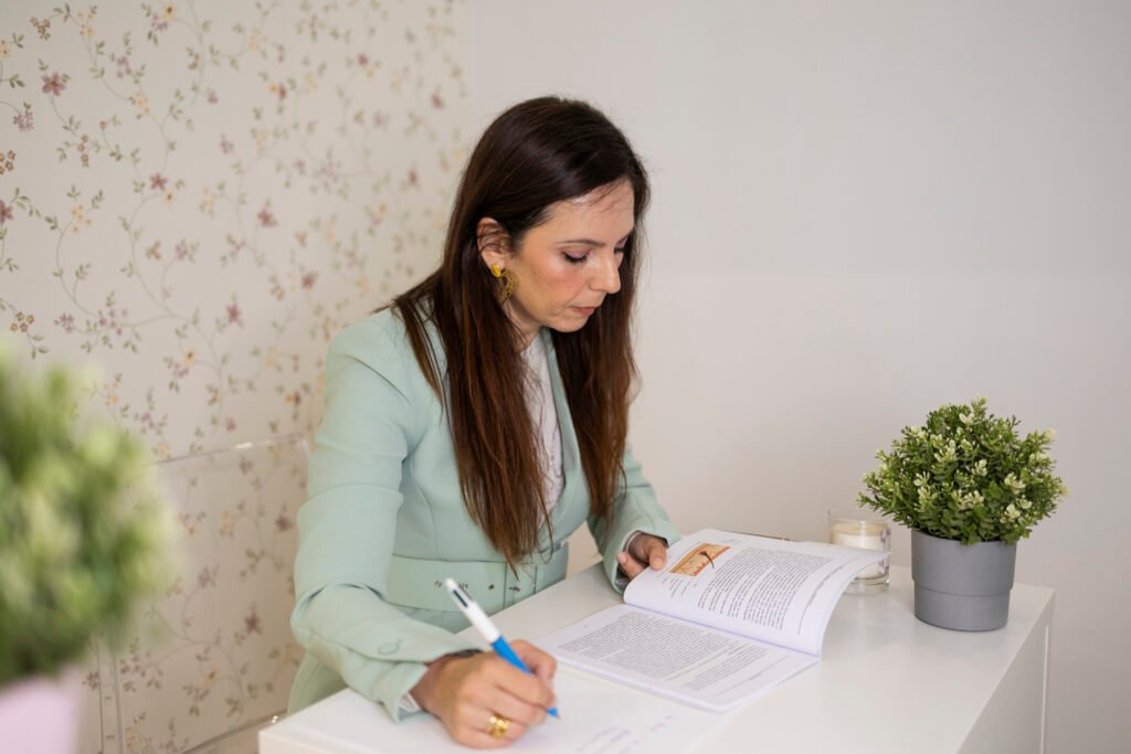 Farmacéutica tomando notas de su libro