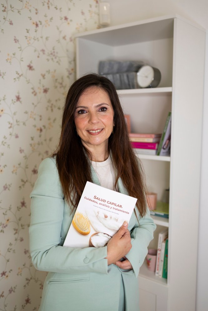 Farmacéutica con libro