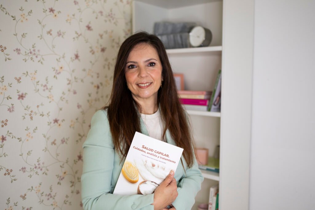 Farmacéutica con libro
